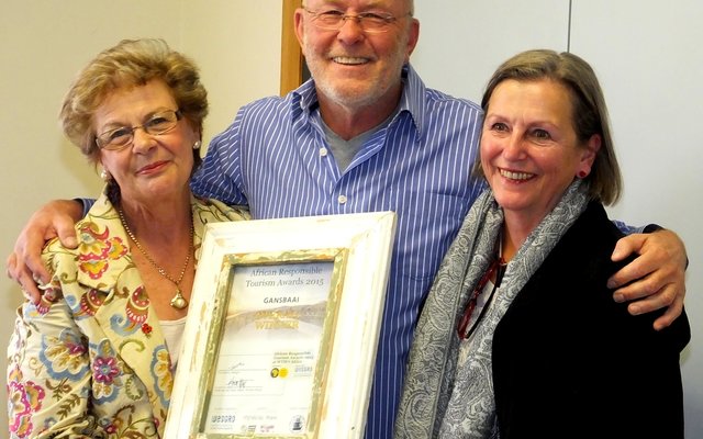 Vlnr is Raadsdame Nicolette Botha-Guthrie saam met Michael en Dorothy Lutzeyer